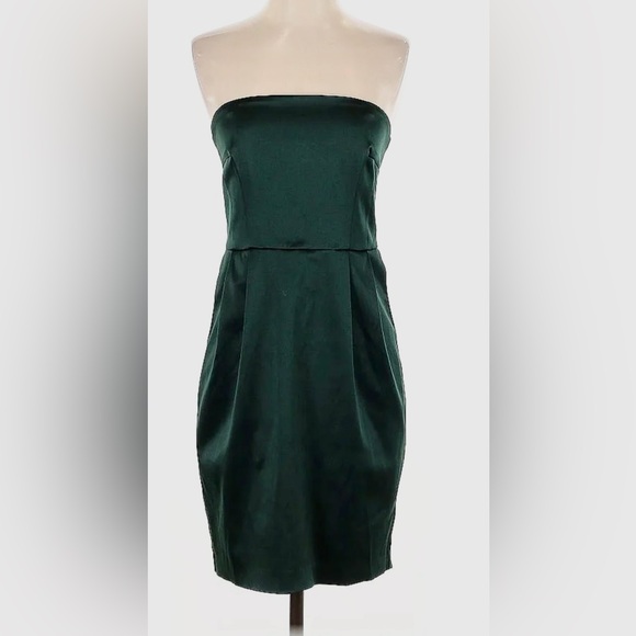 Express Strapless Kelly Green Dress. Perfect HOCO dress or semi-formal - Picture 1 of 4